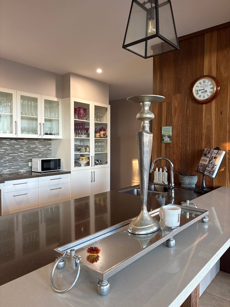 Armidale Country Retreat with Gardens and Rural Views - Armidale, Australia