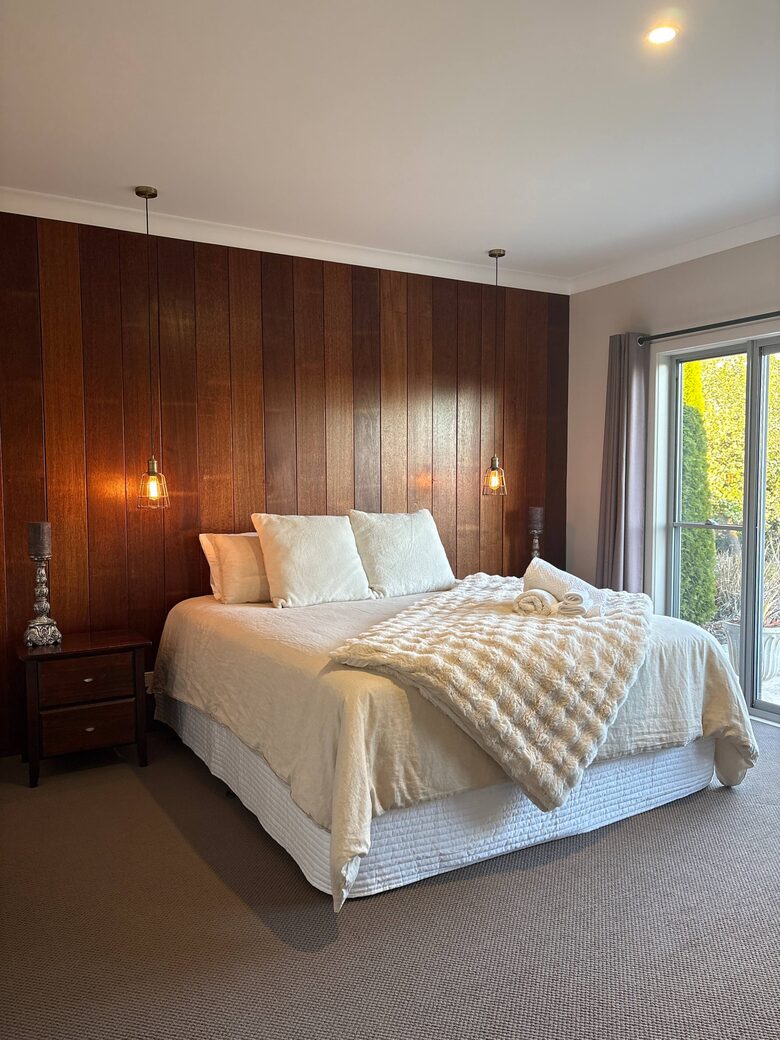 Armidale Country Retreat with Gardens and Rural Views - Armidale, Australia