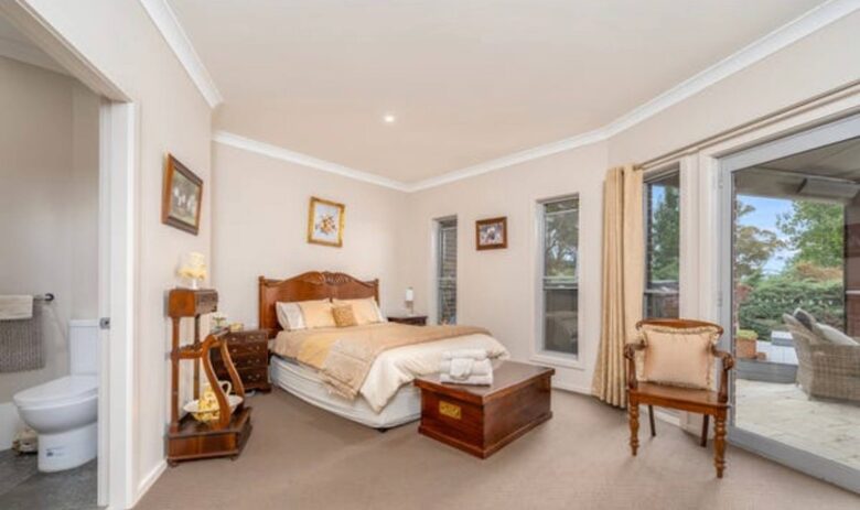 Armidale Country Retreat with Gardens and Rural Views - Armidale, Australia