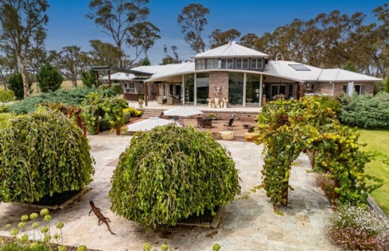 Armidale Country Retreat with Gardens and Rural Views - Armidale, Australia