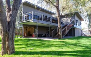 Murray River Escape with Private Jetty and Cliff Views - Brenda Park, Australia