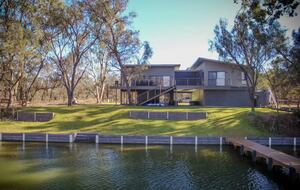 Murray River Escape with Private Jetty and Cliff Views - Brenda Park, Australia
