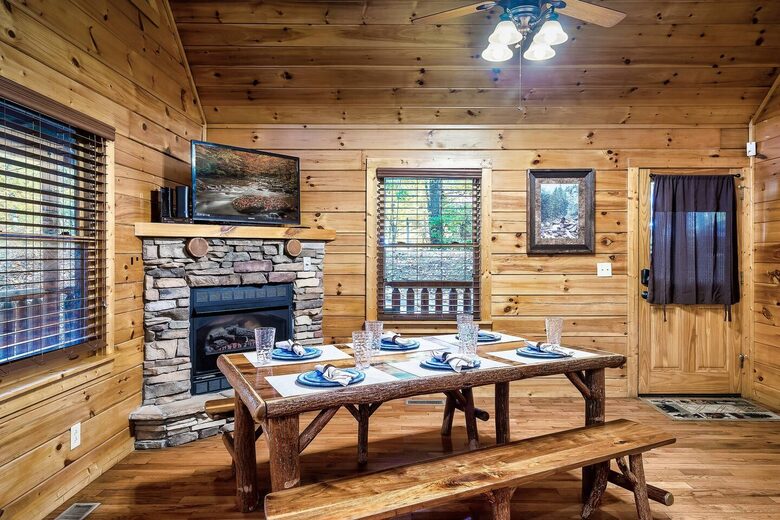 Private Mountain Cabin Between Gatlinburg & Pigeon Forge - Sevierville, Tennessee