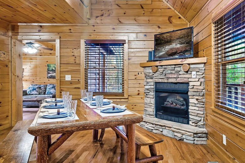 Private Mountain Cabin Between Gatlinburg & Pigeon Forge - Sevierville, Tennessee