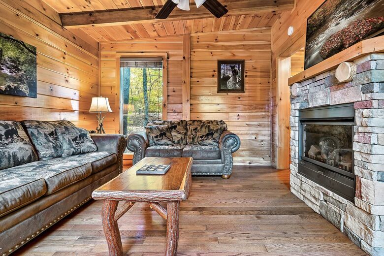 Private Mountain Cabin Between Gatlinburg & Pigeon Forge - Sevierville, Tennessee