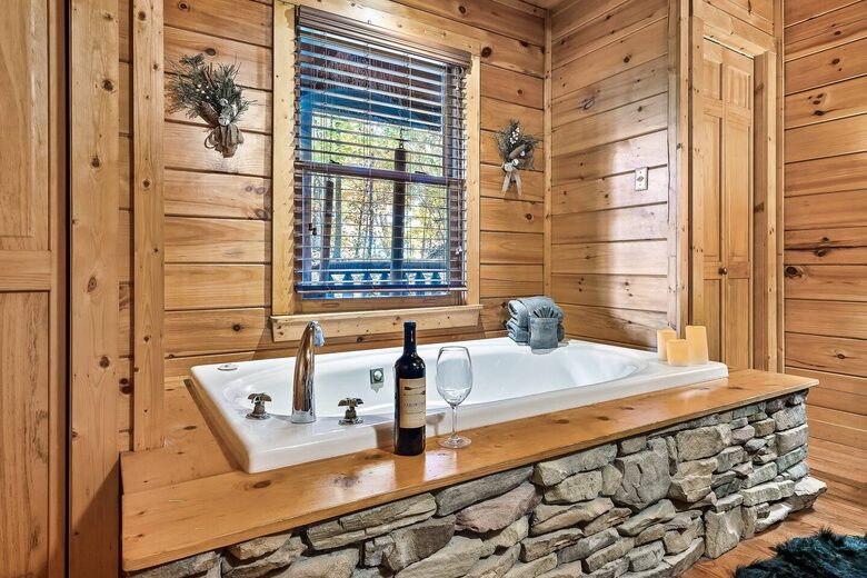 Private Mountain Cabin Between Gatlinburg & Pigeon Forge - Sevierville, Tennessee