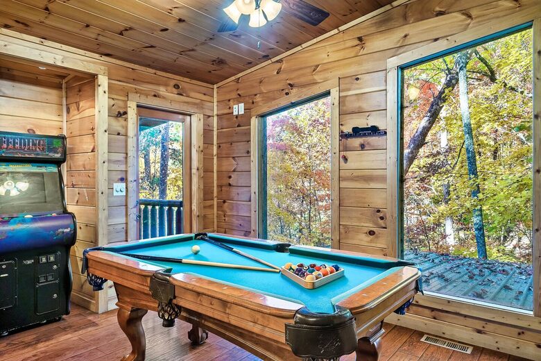 Private Mountain Cabin Between Gatlinburg & Pigeon Forge - Sevierville, Tennessee