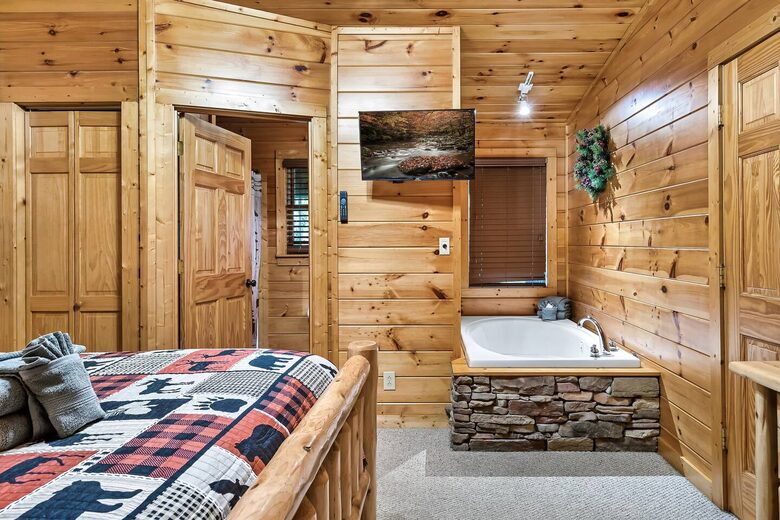 Private Mountain Cabin Between Gatlinburg & Pigeon Forge - Sevierville, Tennessee