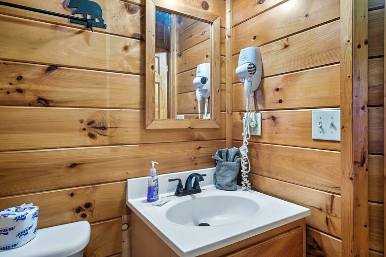 Private Mountain Cabin Between Gatlinburg & Pigeon Forge - Sevierville, Tennessee