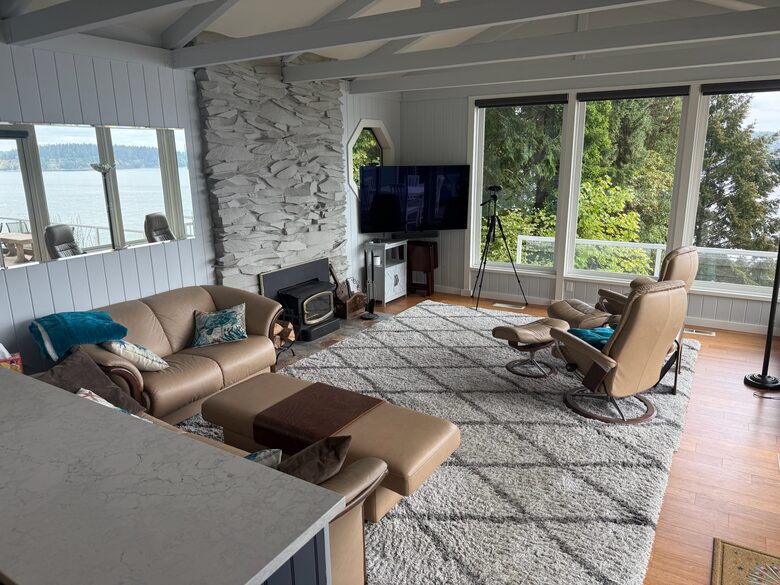 Scenic Gig Harbor Retreat Overlooking Puget Sound - Gig Harbor, Washington