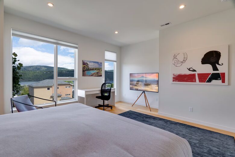 Downtown Hood River Townhome with Columbia Gorge Views - Hood River, Oregon
