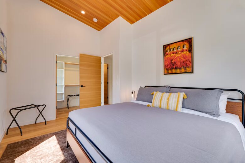 Downtown Hood River Townhome with Columbia Gorge Views - Hood River, Oregon