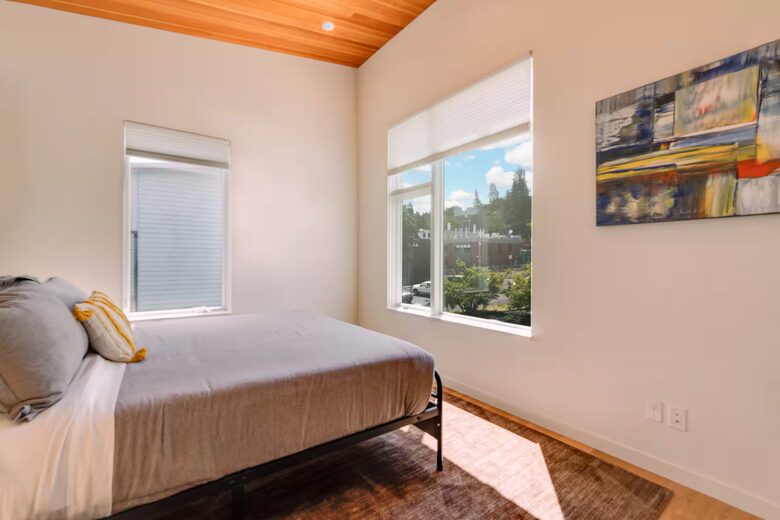 Downtown Hood River Townhome with Columbia Gorge Views - Hood River, Oregon