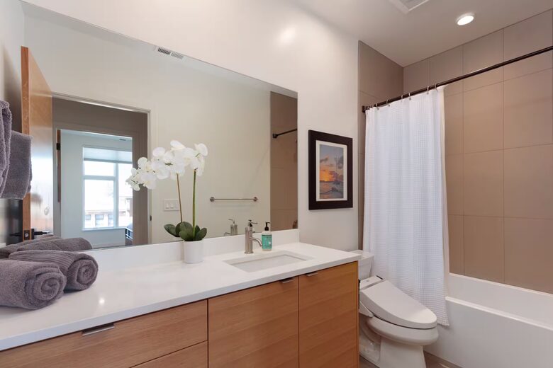 Downtown Hood River Townhome with Columbia Gorge Views - Hood River, Oregon