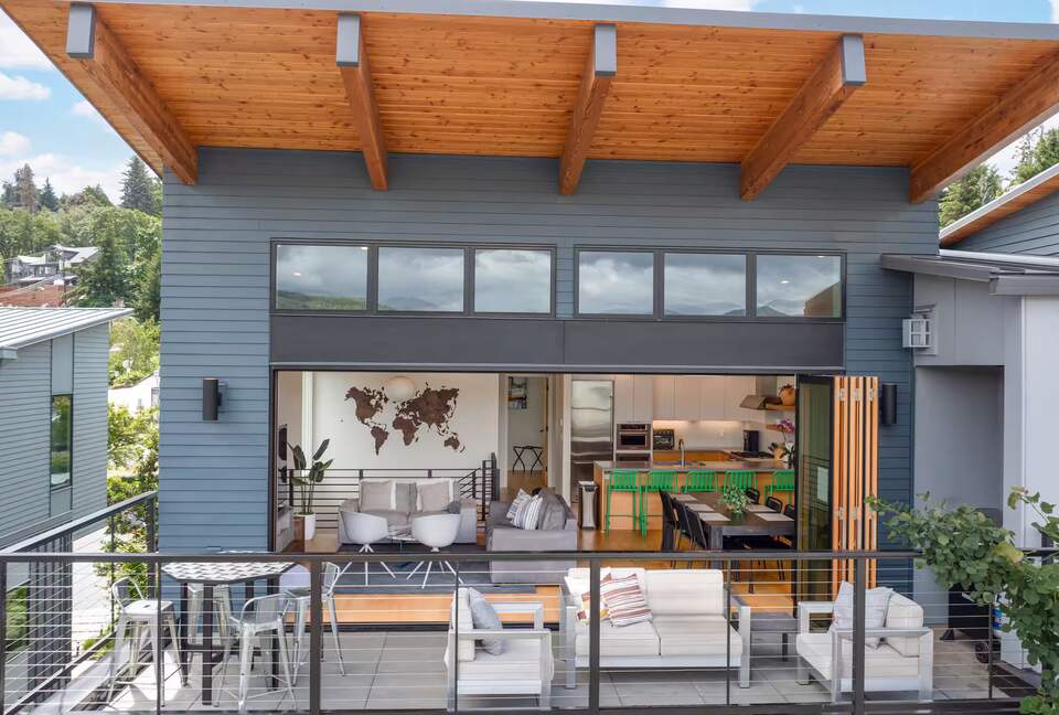 Downtown Hood River Townhome with Columbia Gorge Views - Hood River, Oregon