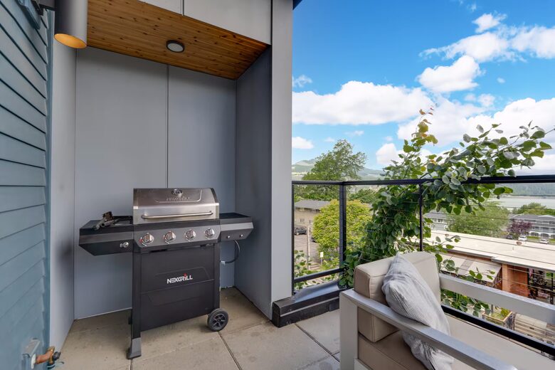 Downtown Hood River Townhome with Columbia Gorge Views - Hood River, Oregon