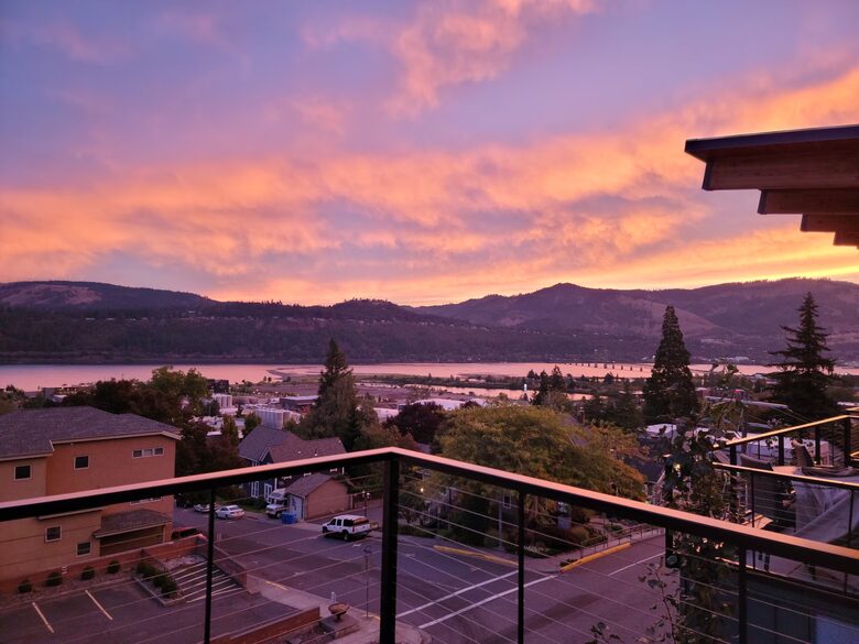 Downtown Hood River Townhome with Columbia Gorge Views - Hood River, Oregon