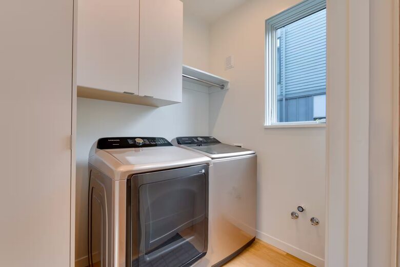Downtown Hood River Townhome with Columbia Gorge Views - Hood River, Oregon