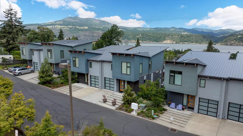 Downtown Hood River Townhome with Columbia Gorge Views - Hood River, Oregon