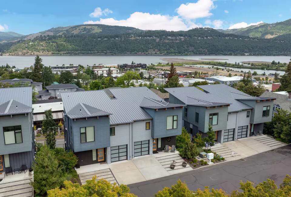 Downtown Hood River Townhome with Columbia Gorge Views - Hood River, Oregon