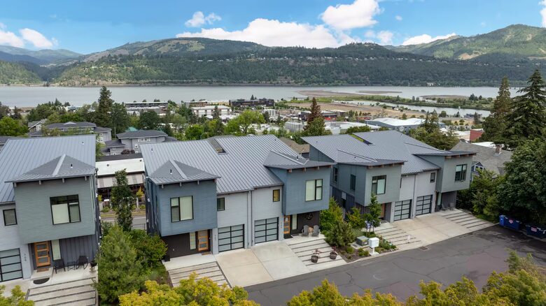 Downtown Hood River Townhome with Columbia Gorge Views - Hood River, Oregon