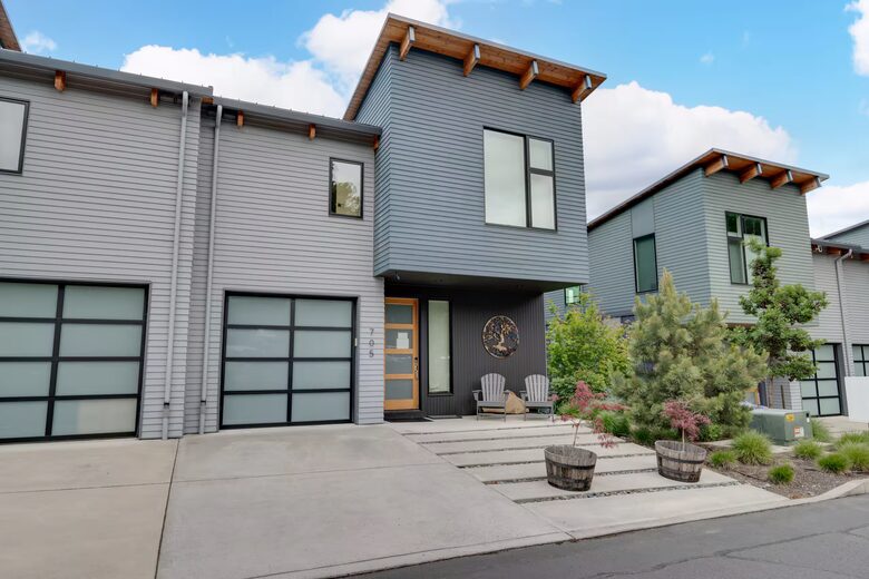 Downtown Hood River Townhome with Columbia Gorge Views - Hood River, Oregon