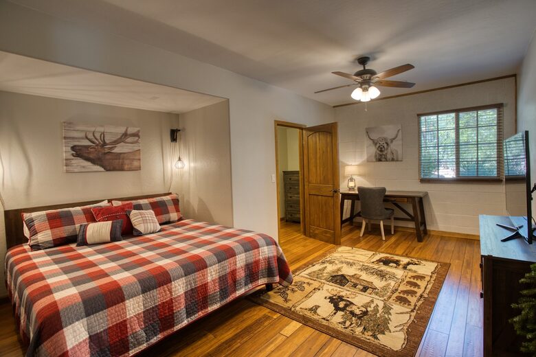 Secluded Mountain Lodge Among Show Low's Ponderosa Pines - Show Low, Arizona