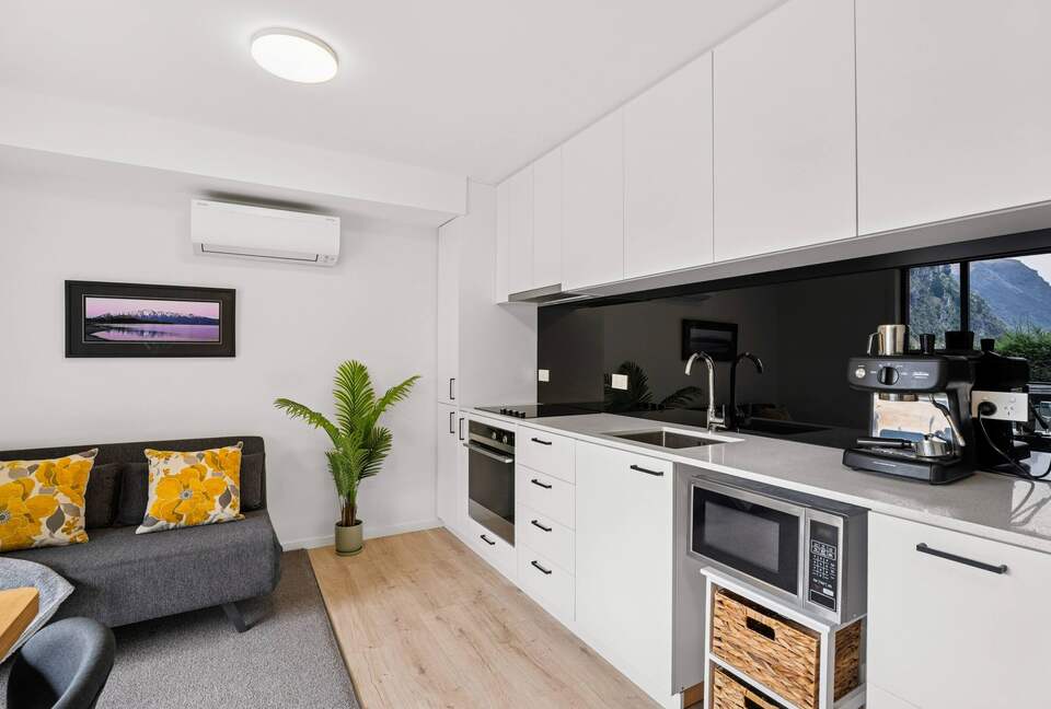 Stylish Queenstown Retreat Steps from Town - Queenstown, New Zealand
