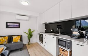 Stylish Queenstown Retreat Steps from Town - Queenstown, New Zealand