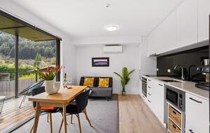 Stylish Queenstown Retreat Steps from Town - Queenstown, New Zealand