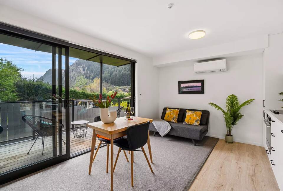 Stylish Queenstown Retreat Steps from Town - Queenstown, New Zealand