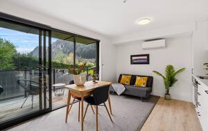 Stylish Queenstown Retreat Steps from Town - Queenstown, New Zealand