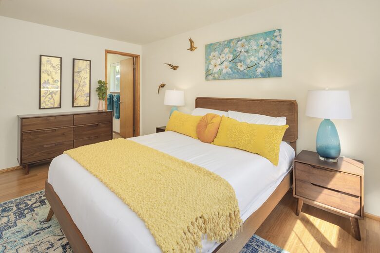 Charming Mid-Century Hideaway in Lake Forest Park - Lake Forest Park, Washington