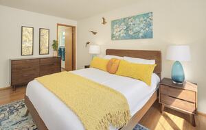 Charming Mid-Century Hideaway in Lake Forest Park - Lake Forest Park, Washington