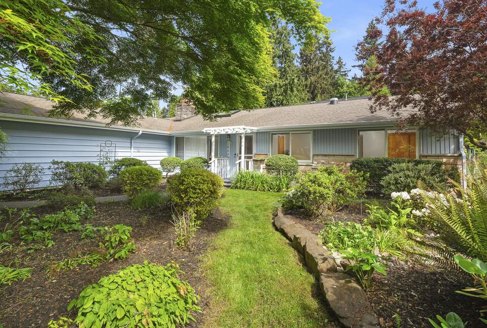 Charming Mid-Century Hideaway in Lake Forest Park - Lake Forest Park, Washington