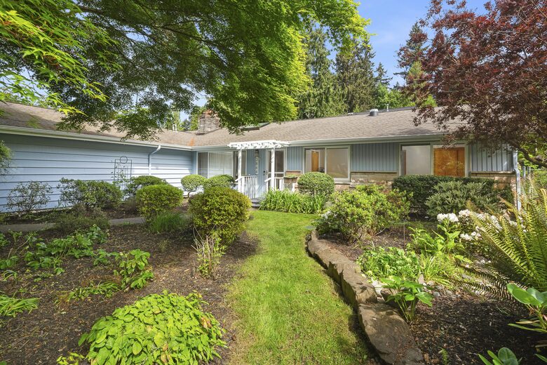 Charming Mid-Century Hideaway in Lake Forest Park - Lake Forest Park, Washington