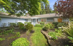 Charming Mid-Century Hideaway in Lake Forest Park - Lake Forest Park, Washington