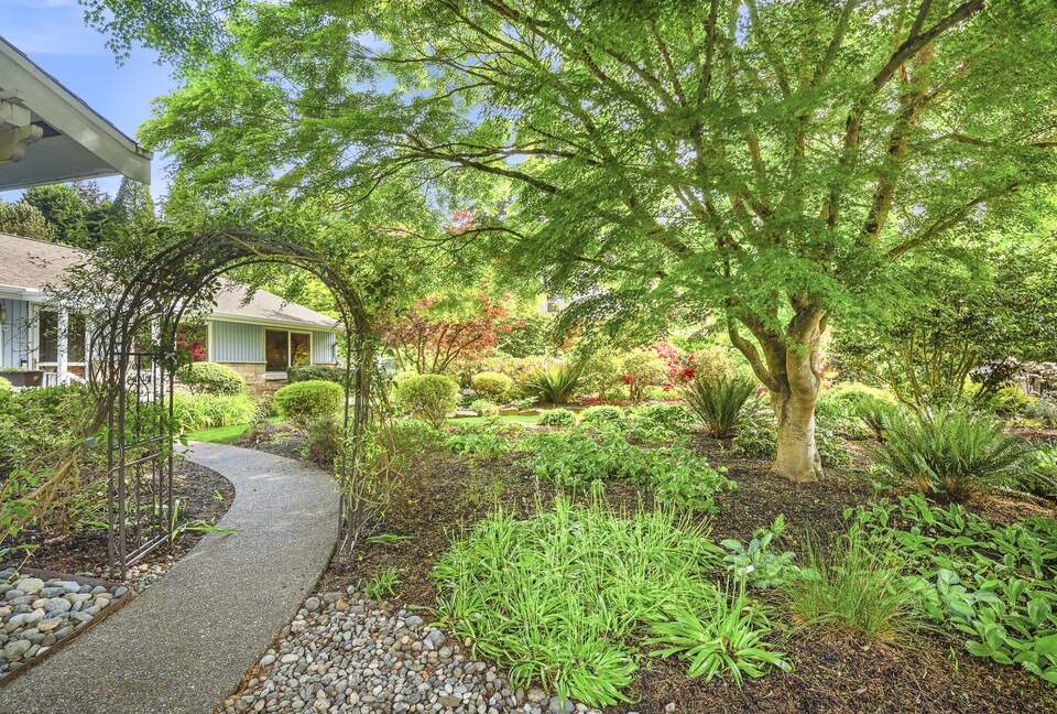 Charming Mid-Century Hideaway in Lake Forest Park - Lake Forest Park, Washington