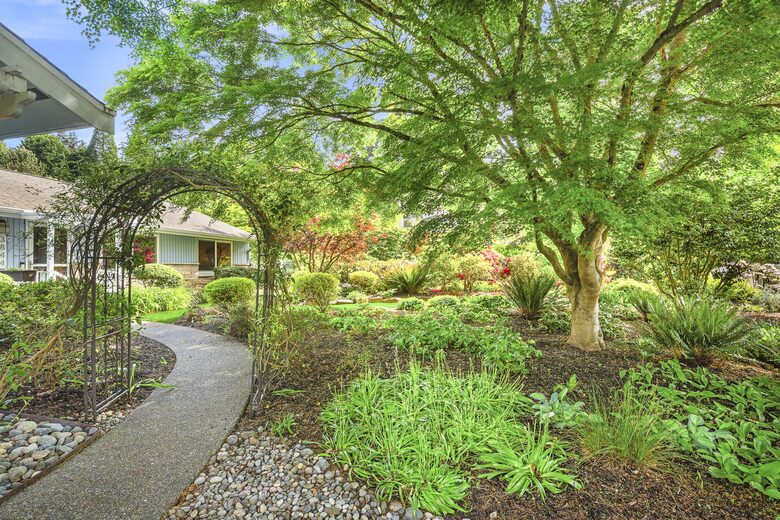 Charming Mid-Century Hideaway in Lake Forest Park - Lake Forest Park, Washington