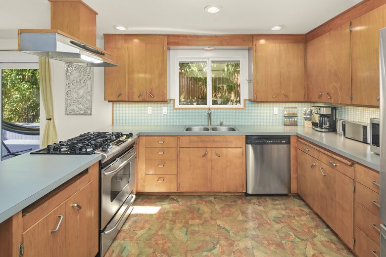 Charming Mid-Century Hideaway in Lake Forest Park - Lake Forest Park, Washington