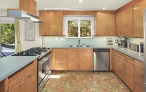 Charming Mid-Century Hideaway in Lake Forest Park - Lake Forest Park, Washington