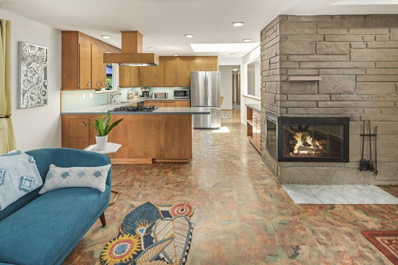 Charming Mid-Century Hideaway in Lake Forest Park - Lake Forest Park, Washington