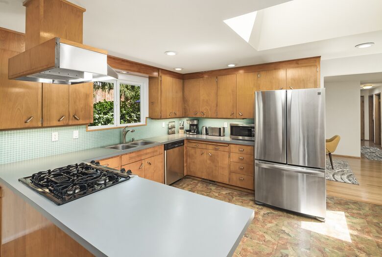 Charming Mid-Century Hideaway in Lake Forest Park - Lake Forest Park, Washington