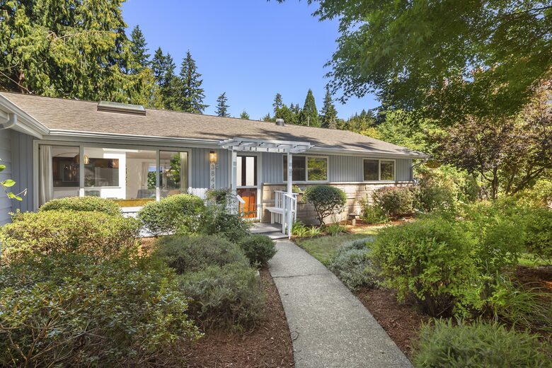 Charming Mid-Century Hideaway in Lake Forest Park - Lake Forest Park, Washington