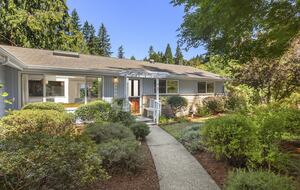 Charming Mid-Century Hideaway in Lake Forest Park - Lake Forest Park, Washington