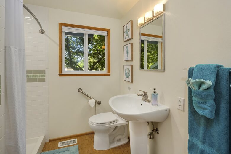 Charming Mid-Century Hideaway in Lake Forest Park - Lake Forest Park, Washington