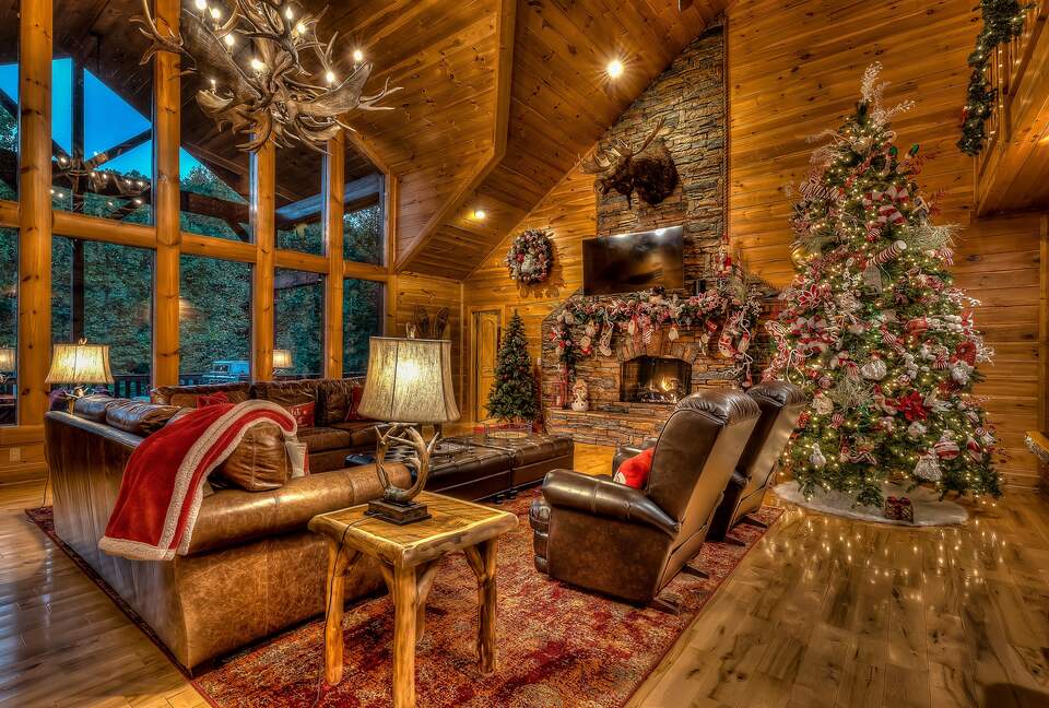 Year-Round Christmas Cabin in Blairsville with Private Hot Tub - Blairsville, Georgia