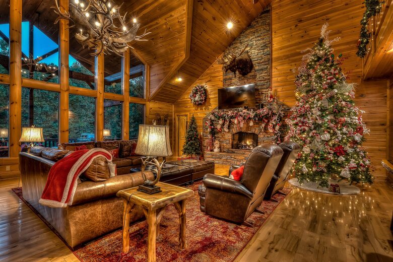 Year-Round Christmas Cabin in Blairsville with Private Hot Tub - Blairsville, Georgia