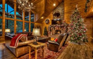Year-Round Christmas Cabin in Blairsville with Private Hot Tub - Blairsville, Georgia