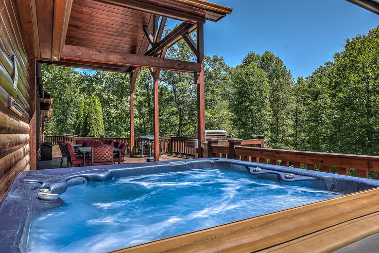 Year-Round Christmas Cabin in Blairsville with Private Hot Tub - Blairsville, Georgia